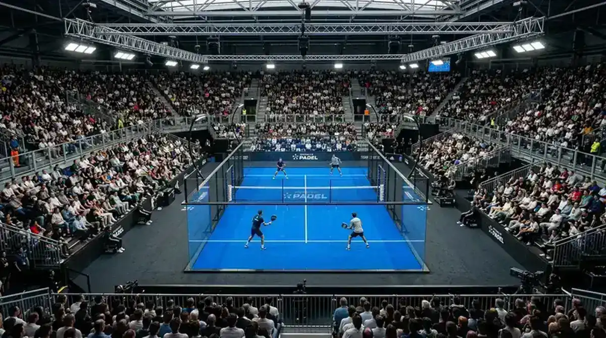 Campo centrale di un torneo Premier Padel con tribune piene durante una partita del circuito professionistico