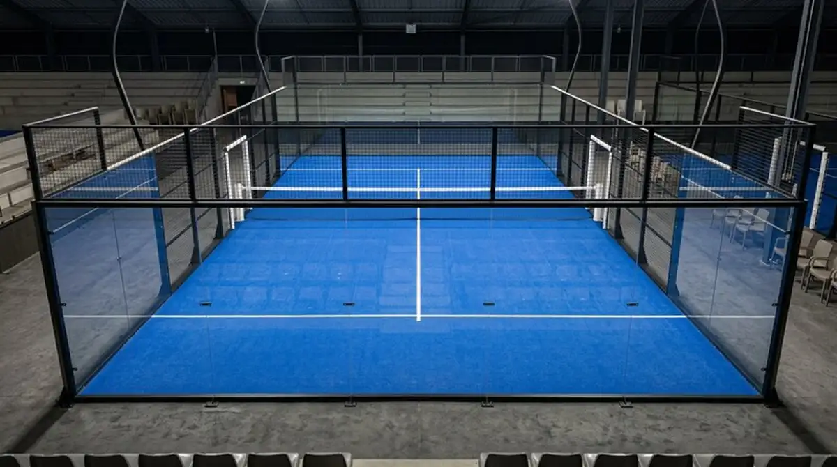 Vista dall'alto di un campo da padel con le zone di servizio e le linee di battuta evidenziate