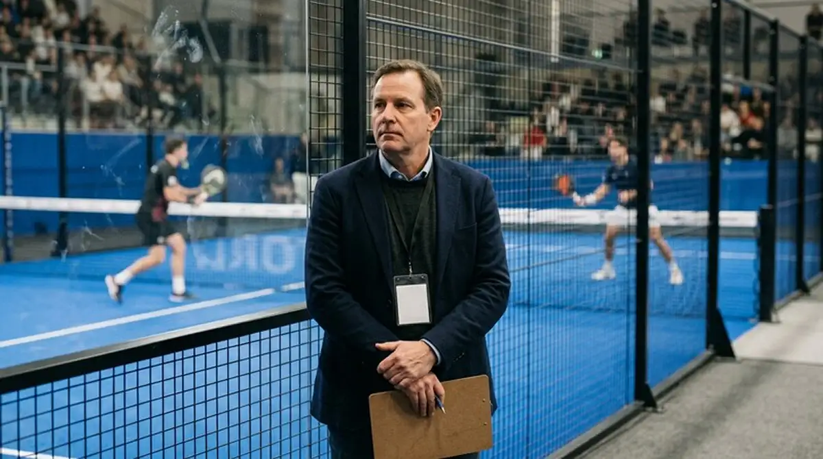 Supervisore ITIA con accredito ufficiale al bordo del campo di un torneo professionistico per attività di vigilanza