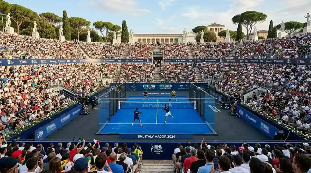 Vista panoramica del centrale del Foro Italico allestito per il BNL Italy Major di padel con tribuna piena