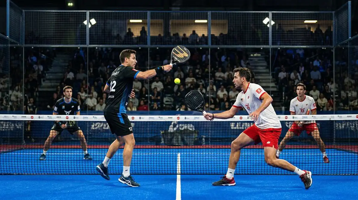 Scambio prolungato a rete tra due coppie maschili durante un torneo professionistico di padel indoor
