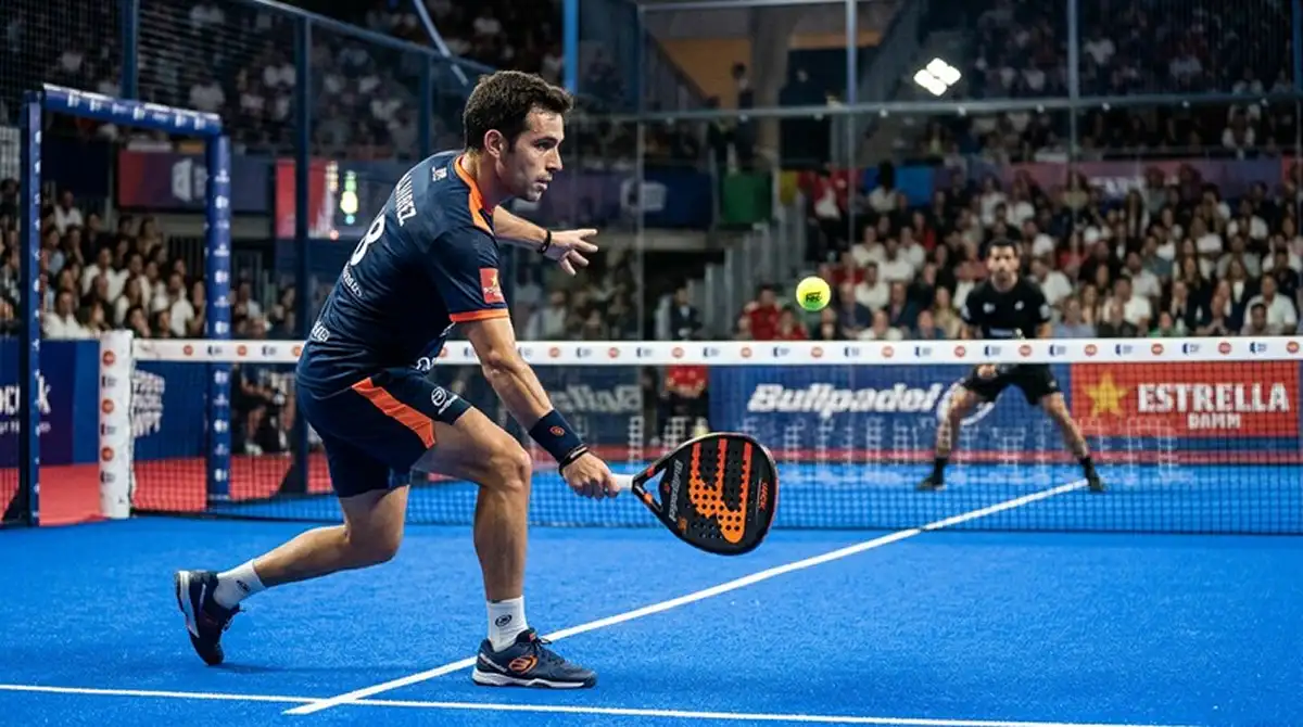 Giocatore di padel professionista in fase di servizio dal basso davanti alla linea di battuta