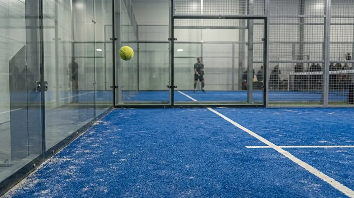 Schema realistico di un servizio padel con secondo rimbalzo nella parete laterale considerato fallo