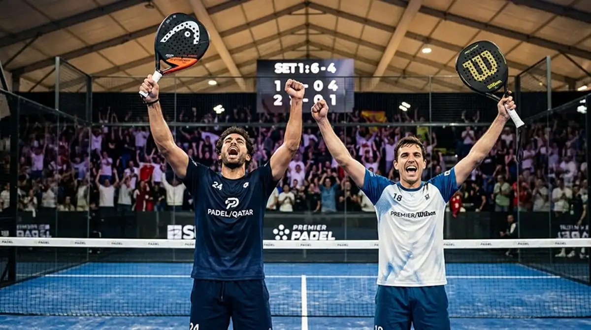 Momento finale di un set di padel professionistico con racchette alzate dopo il punto decisivo