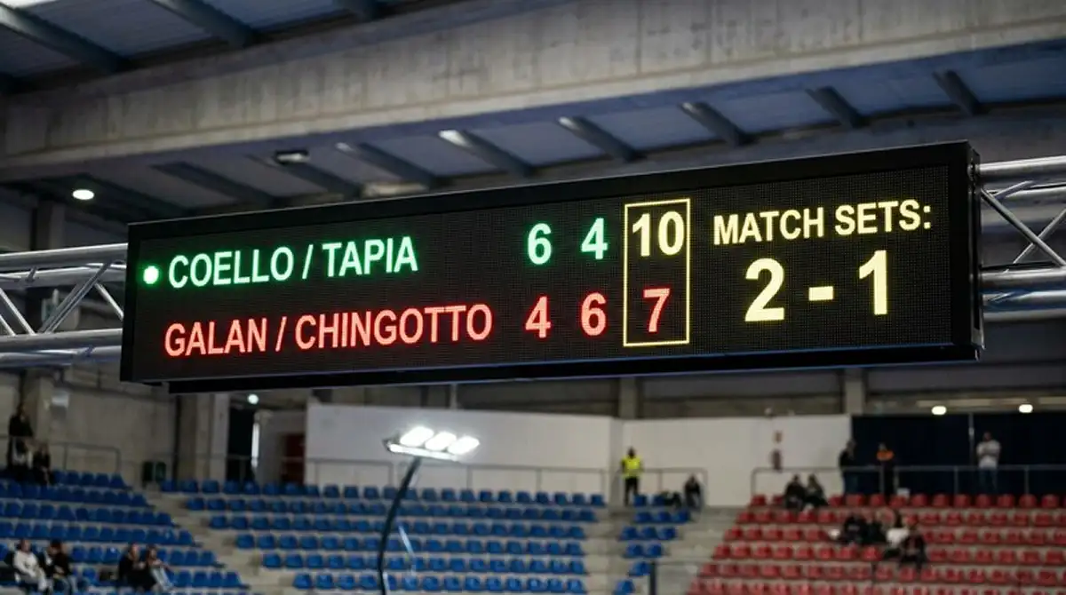 Tabellone padel con punteggio 2-1 e terzo set deciso al super tie-break in un torneo Premier Padel